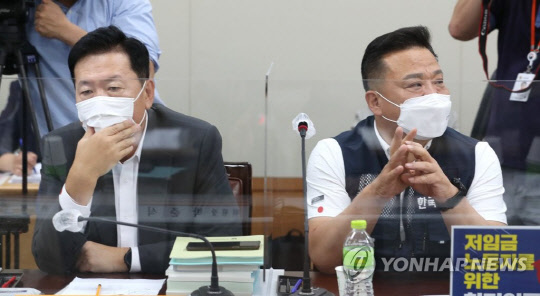 지난 8일 오후 세종시 정부세종청사 최저임금위원회 8차 전원회의에서 사용자위원인 한국경영자총협회 류기정 전무(왼쪽)와 근로자위원인 이동호 한국노총 사무총장이 고민하는 표정을 하고 있다. <연합뉴스>